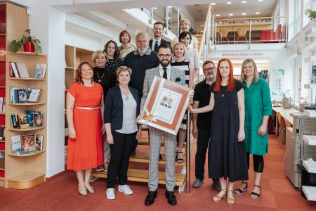 Slavnostna seja. Knjižnica Šmarje pri Jelšah je prejela priznanje. 